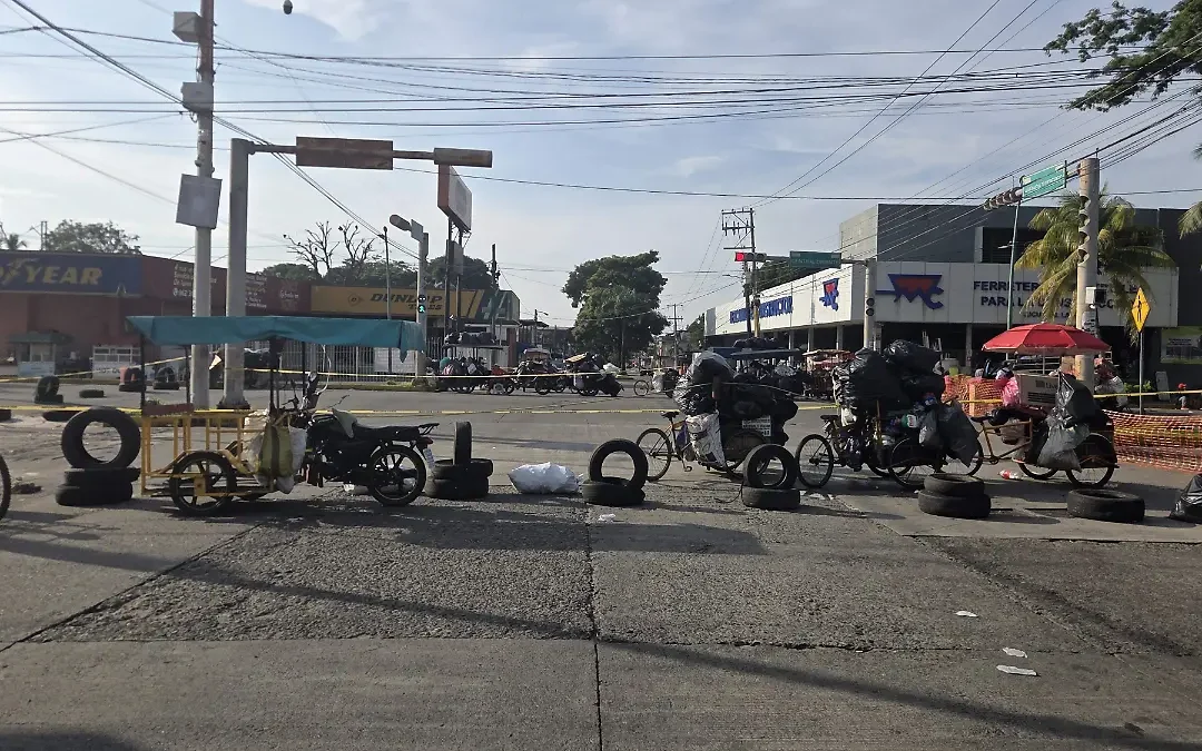 Recolectores bloquean parcialmente la Central Oriente en Tapachula