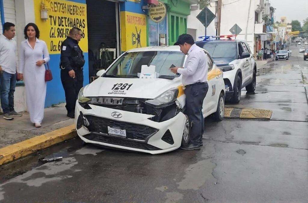 Choque entre taxis provoca caos vial en el centro de Tuxtla Gutiérrez