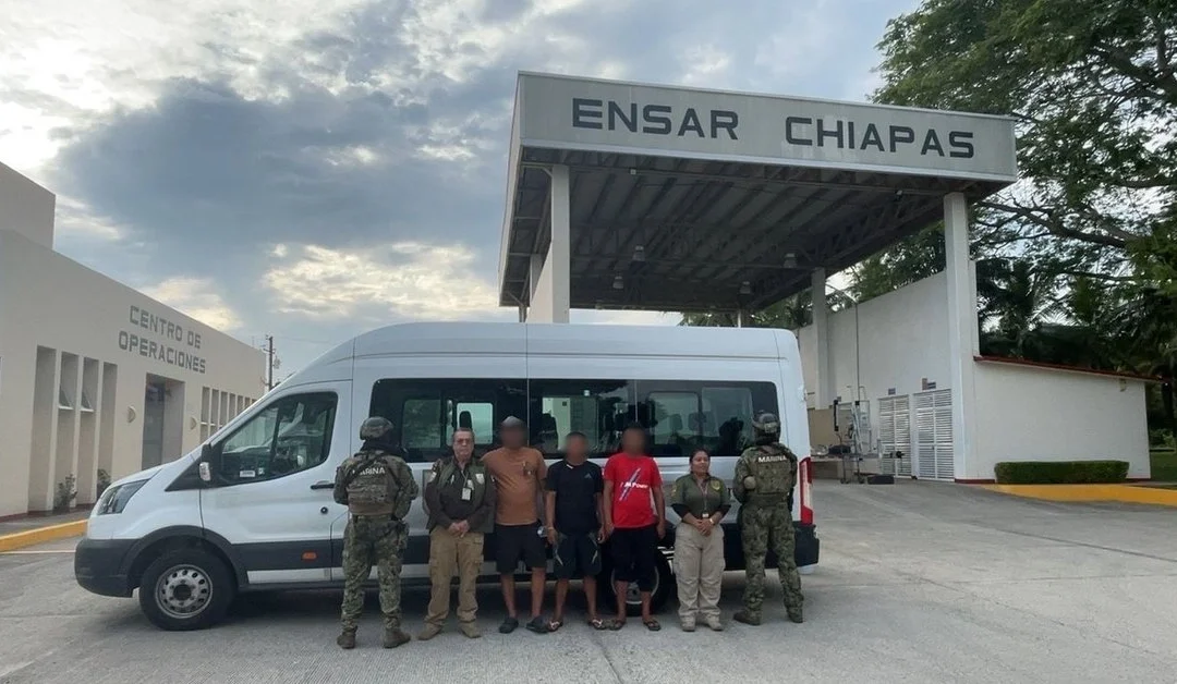 Rescatan a tres migrantes en alta mar al sur de Tapachula