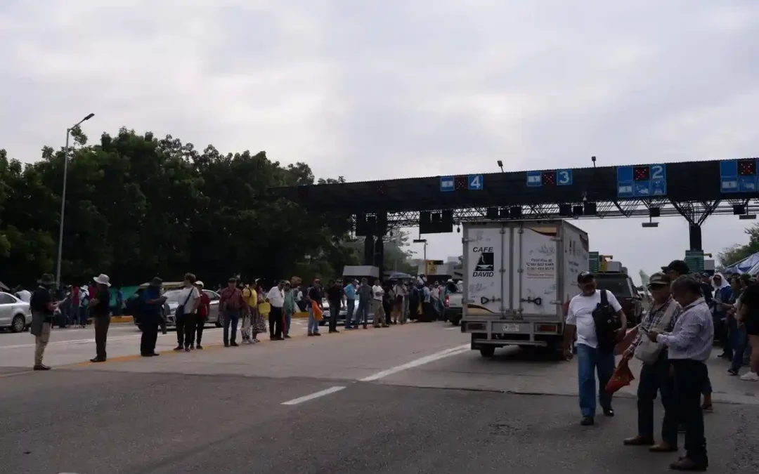 Maestros de la CNTE bloquean accesos y salidas en Tuxtla este jueves